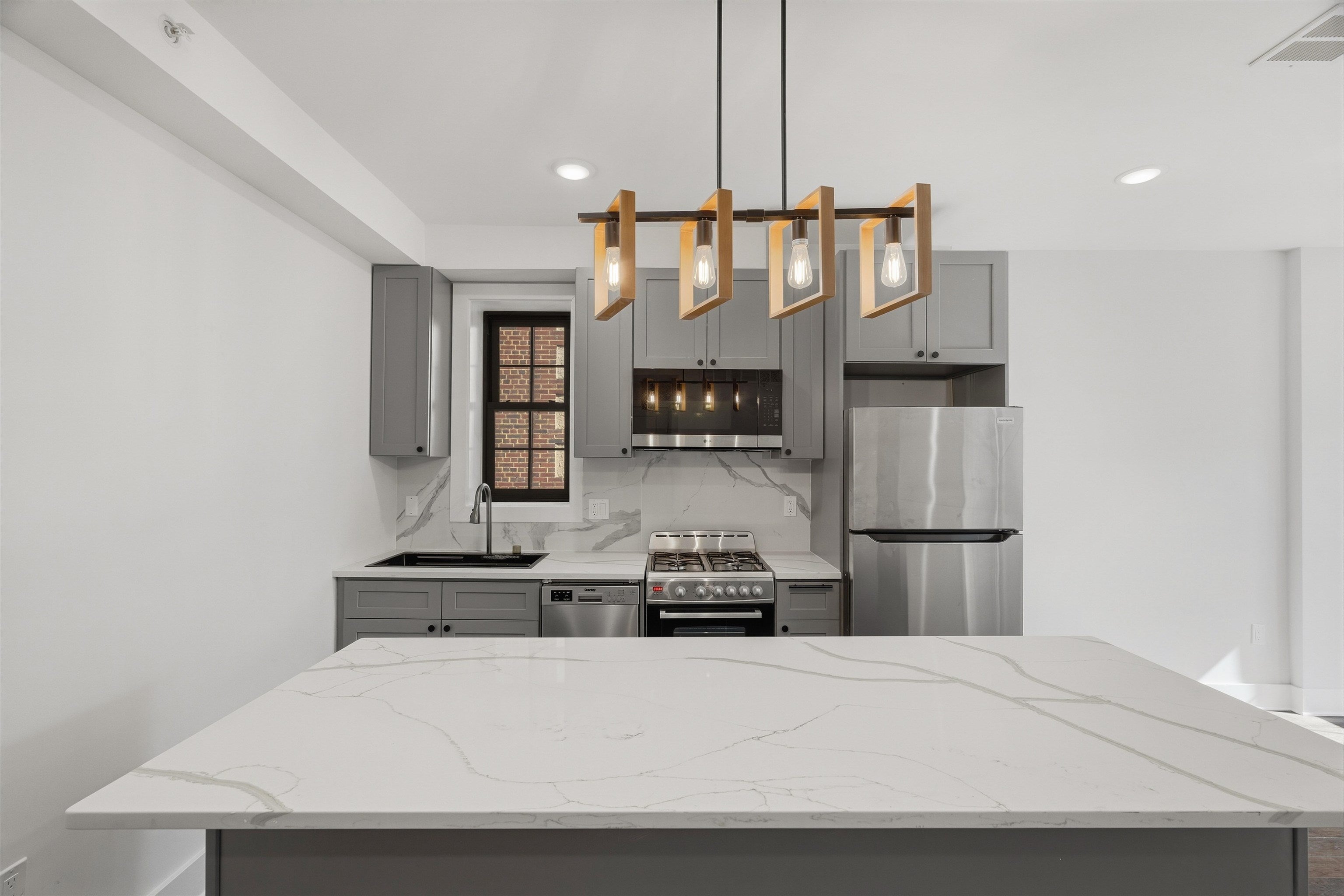 104 GLENWOOD AVE 200