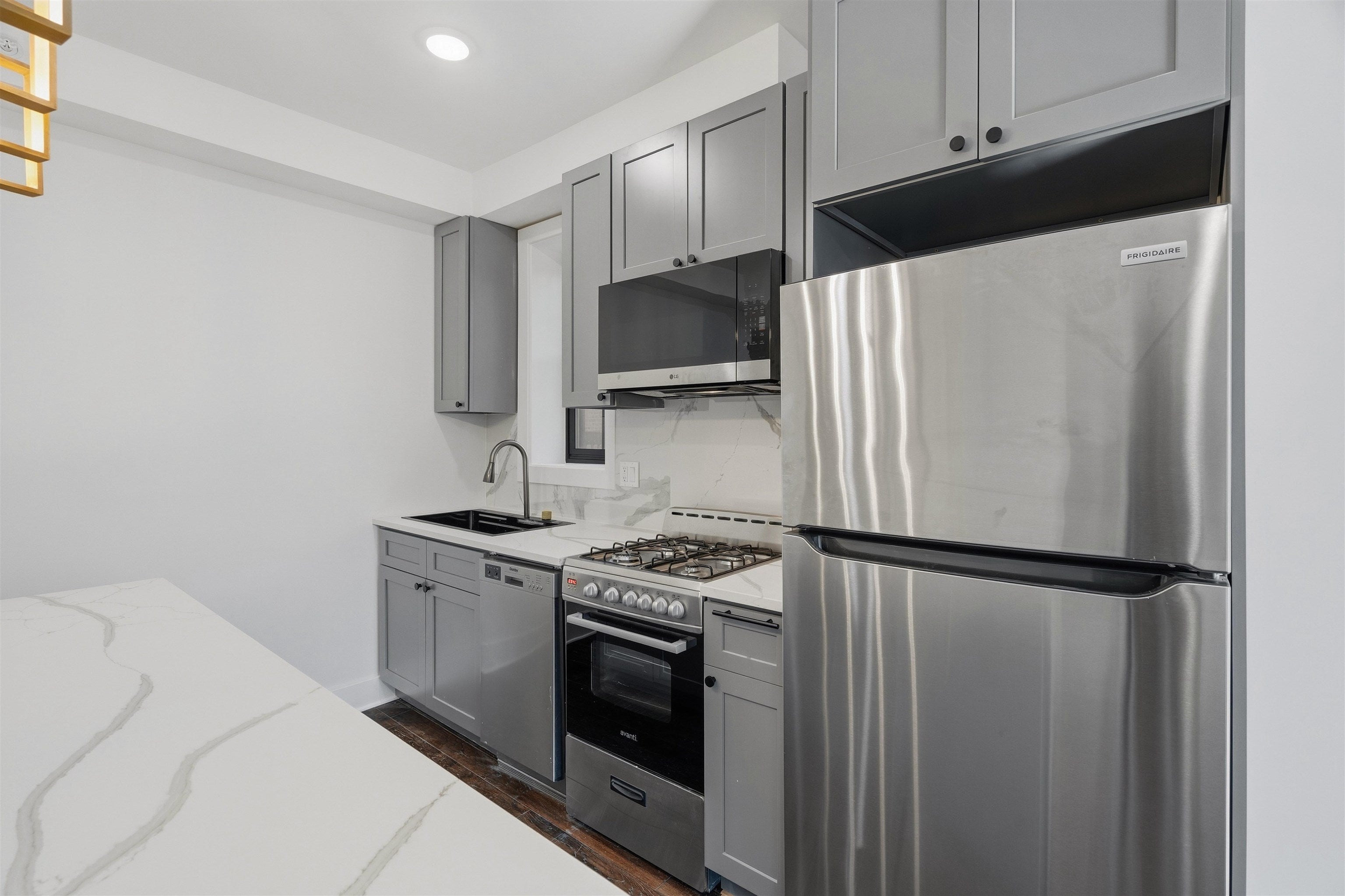 104 GLENWOOD AVE 200