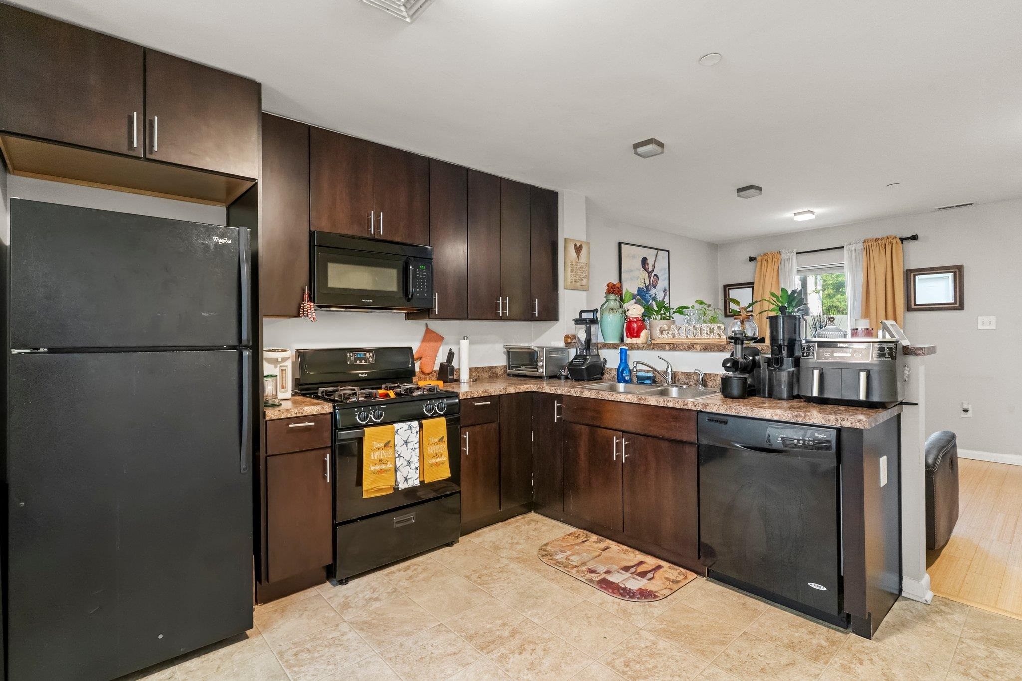 437 Rose Ave, Jersey City, New Jersey image 5