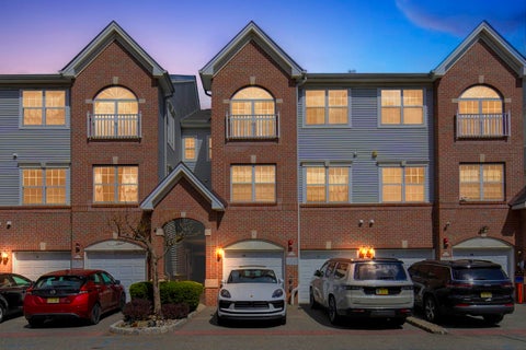 Townhouse For Sale - 92 Lyon Ct<br/> Hudson County, Jersey City, NJ 07305