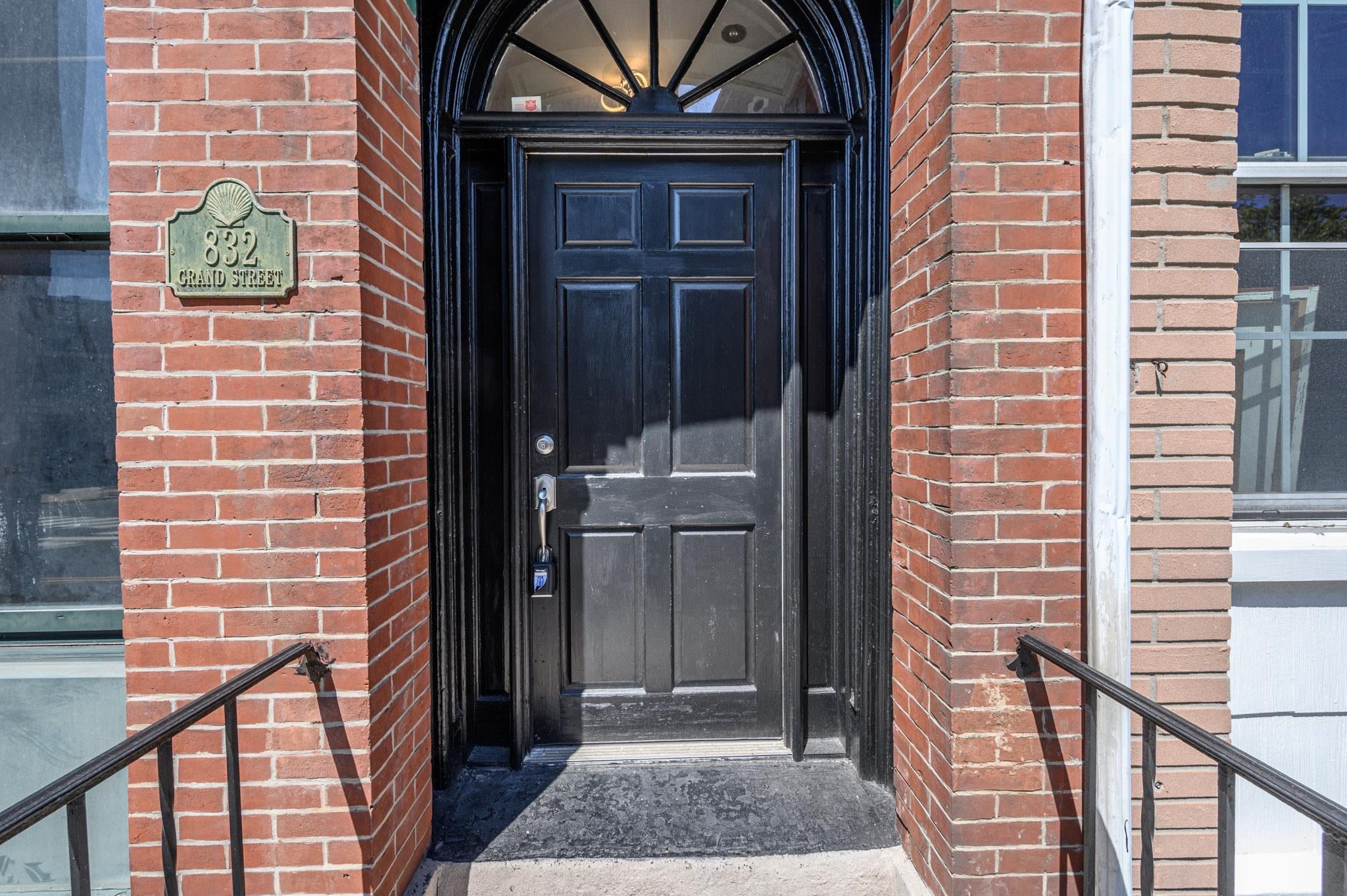 832 GRAND ST