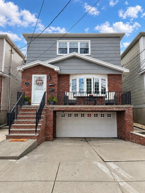 Homes For Rent - 18 Oak St #1<br/> Bayonne, NJ 07002