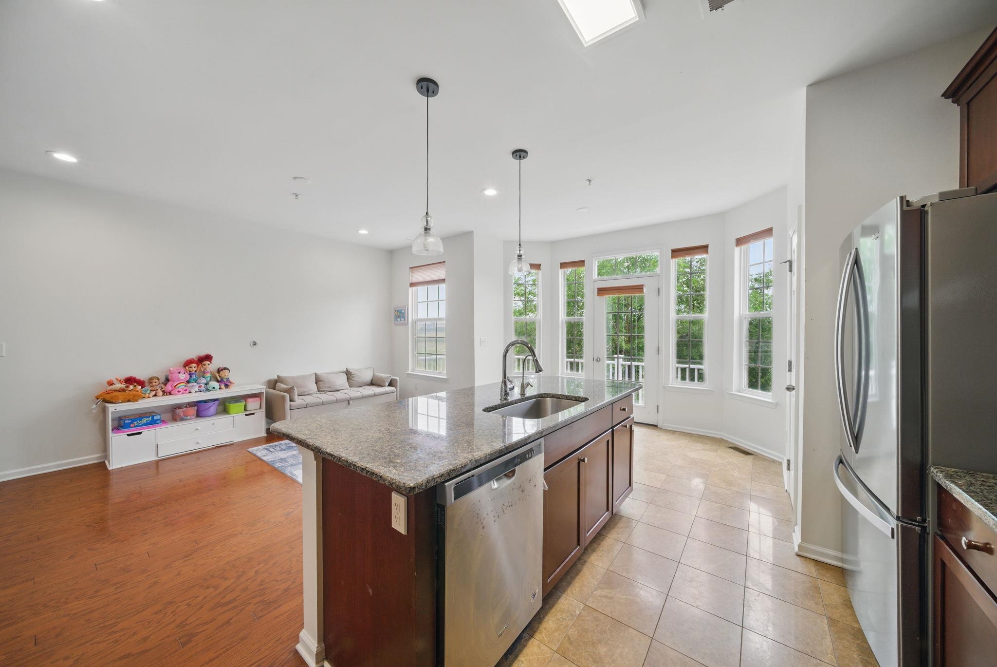 28 Creekside Ct #28, Secaucus, New Jersey image 4