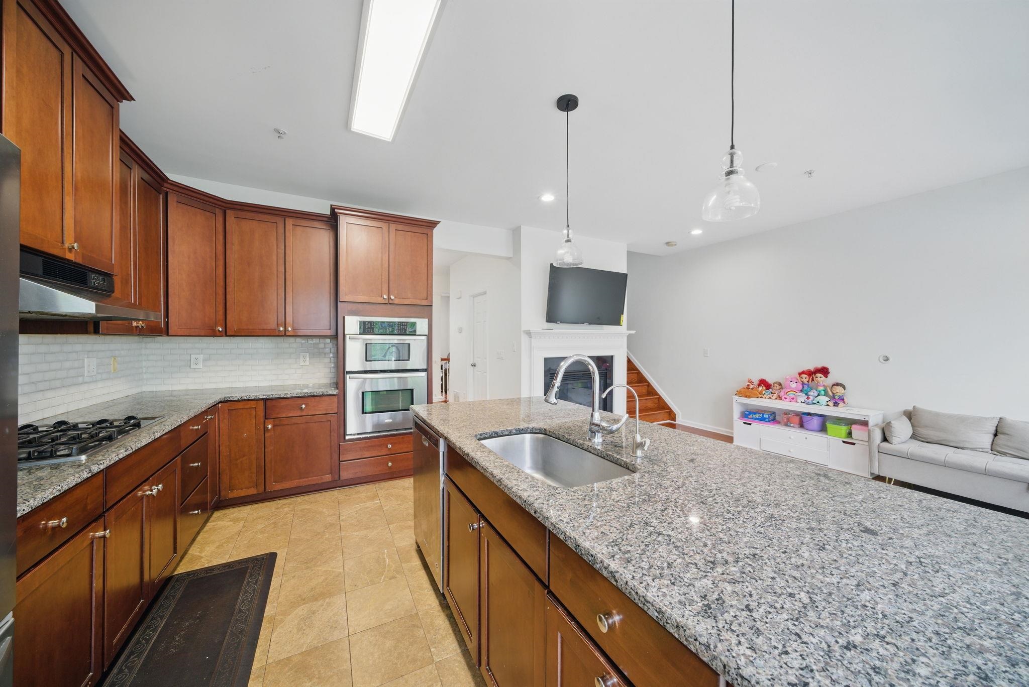 28 Creekside Ct #28, Secaucus, New Jersey image 7