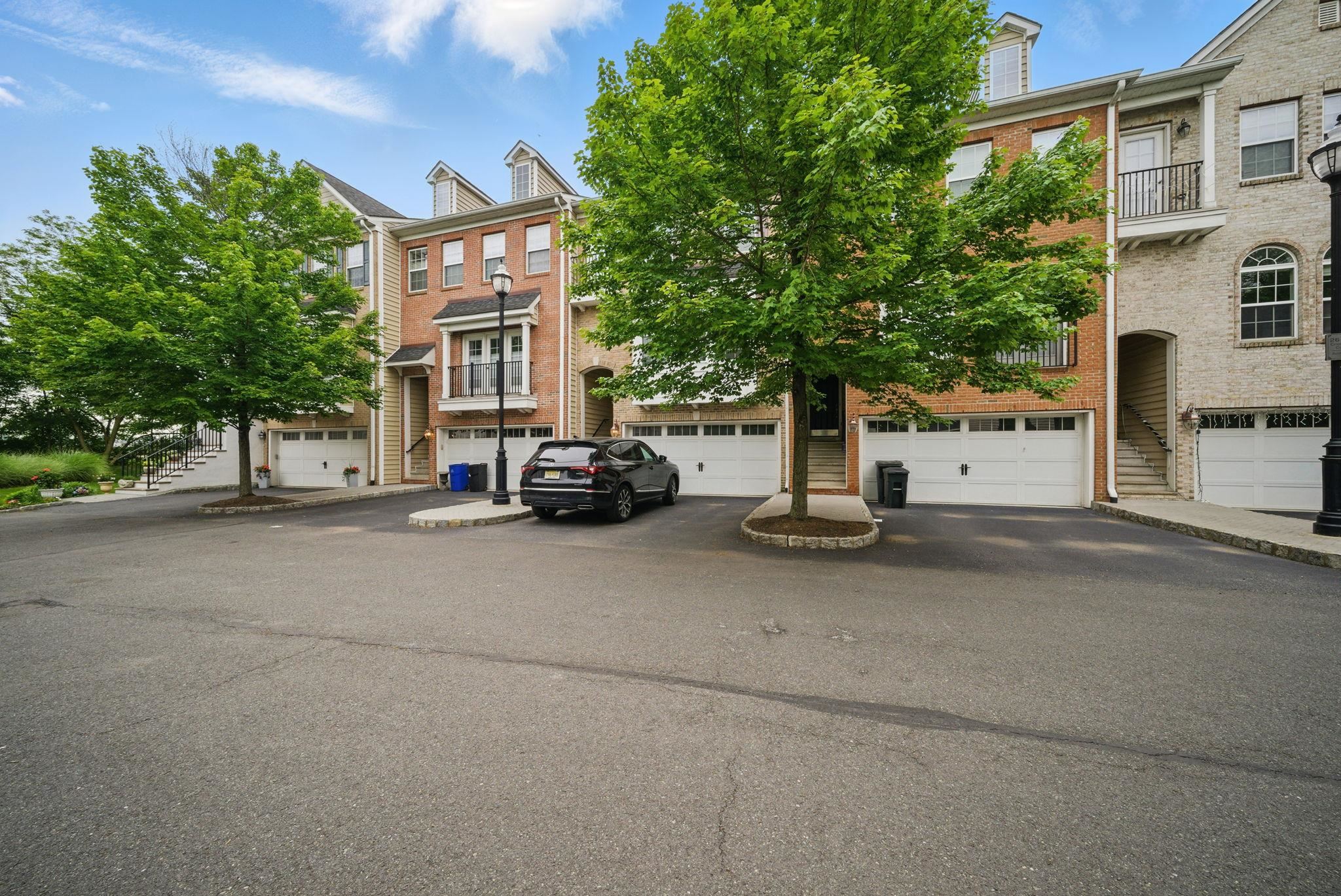 28 Creekside Ct #28, Secaucus, New Jersey image 2