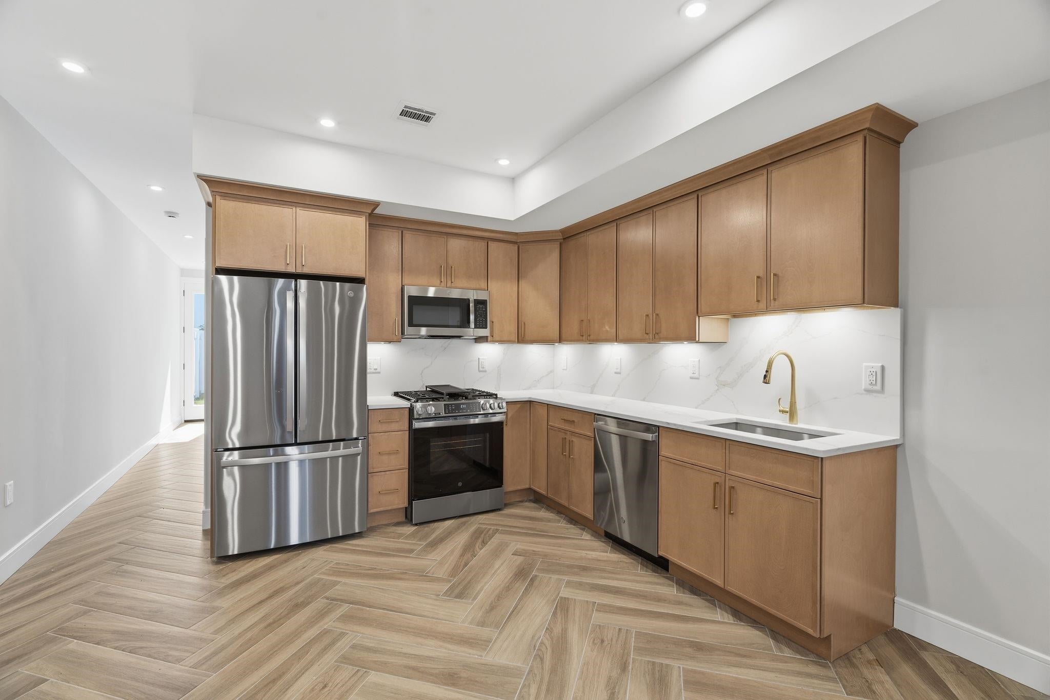 27 CLINTON AVE 1