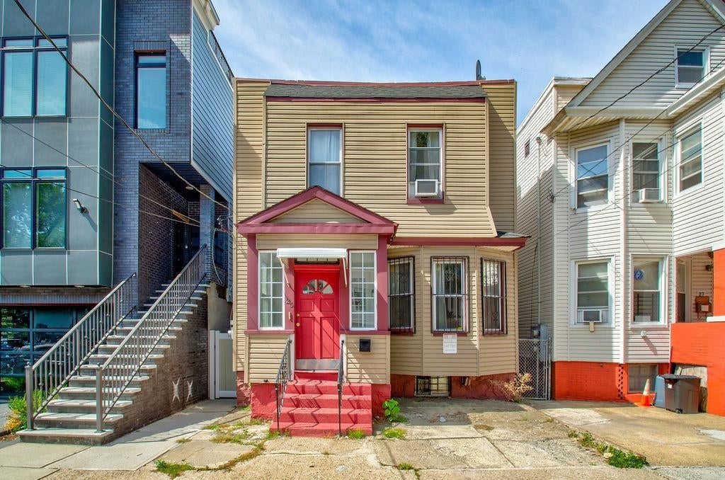 25 ROMAINE AVE