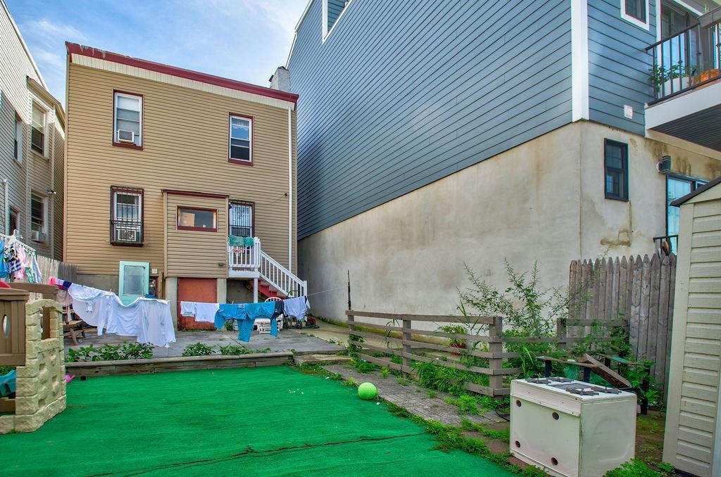 25 ROMAINE AVE