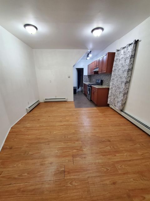 Apartment For Rent - 140 West 3rd St #1<br/> Bayonne, NJ 07002