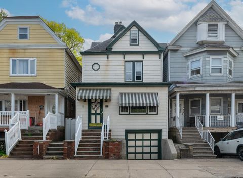 16 East 42nd St, Bayonne, NJ 07002 - MLS#: 250009590