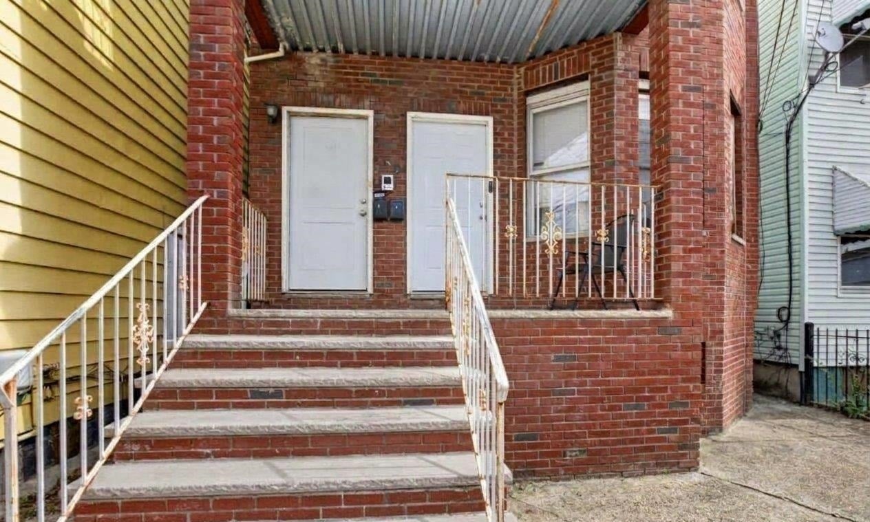Search Homes 2 160 FULTON AVE