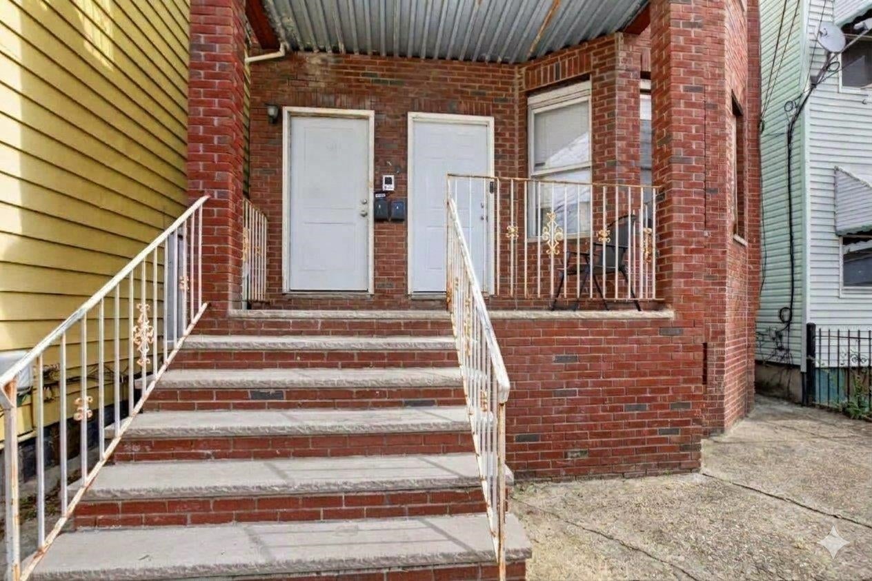 160 FULTON AVE