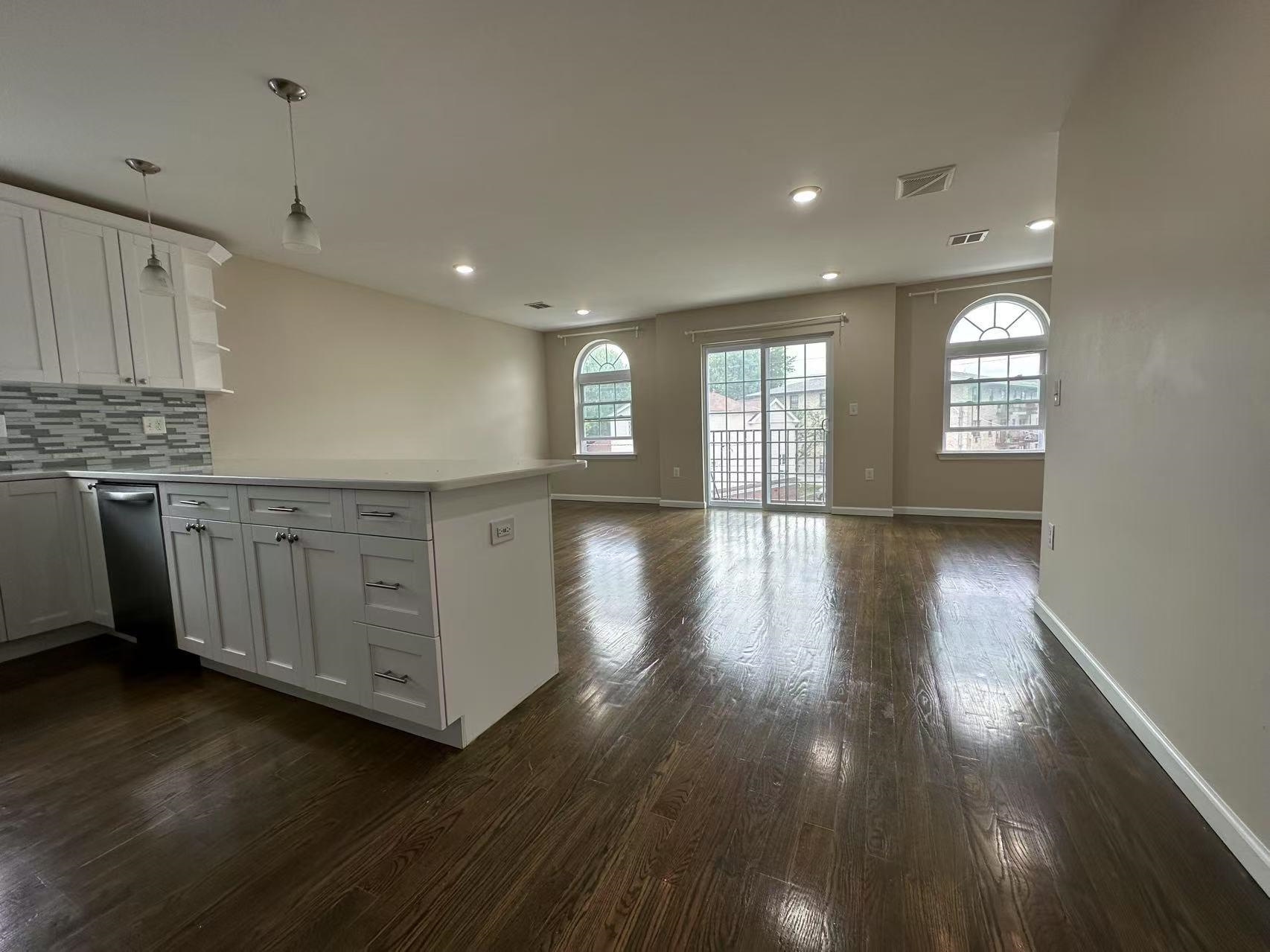 Bayonne, New Jersey 07002, United States, 3 Bedrooms Bedrooms, ,2 BathroomsBathrooms,Residential,Active,104164