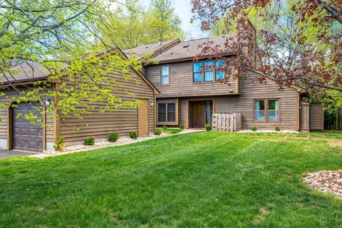 Townhouse For Sale - 138 Oakmont Ct<br/> EDISON, NJ 08820