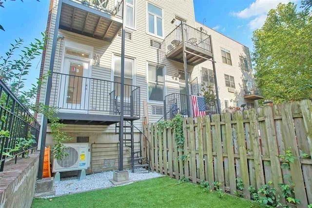 132 JACKSON ST 1N