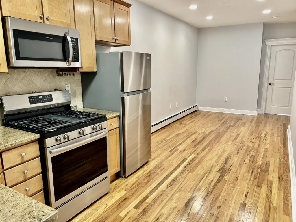 349 7TH ST 2-R