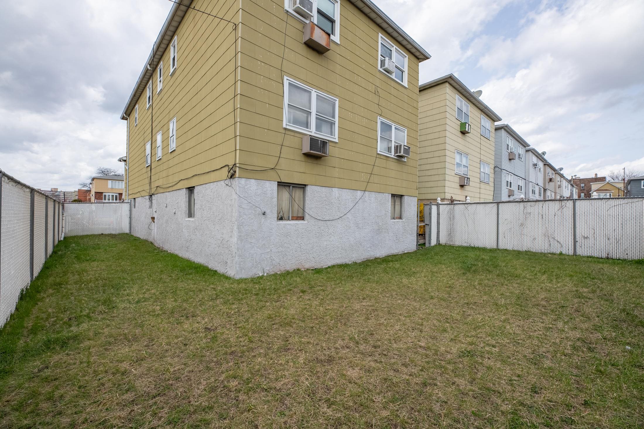 Bayonne, New Jersey 07002, United States, 6 Bedrooms Bedrooms, ,4 BathroomsBathrooms,Residential,Pending,114001