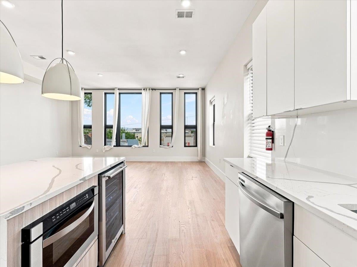 220 FREEMAN AVE 2
