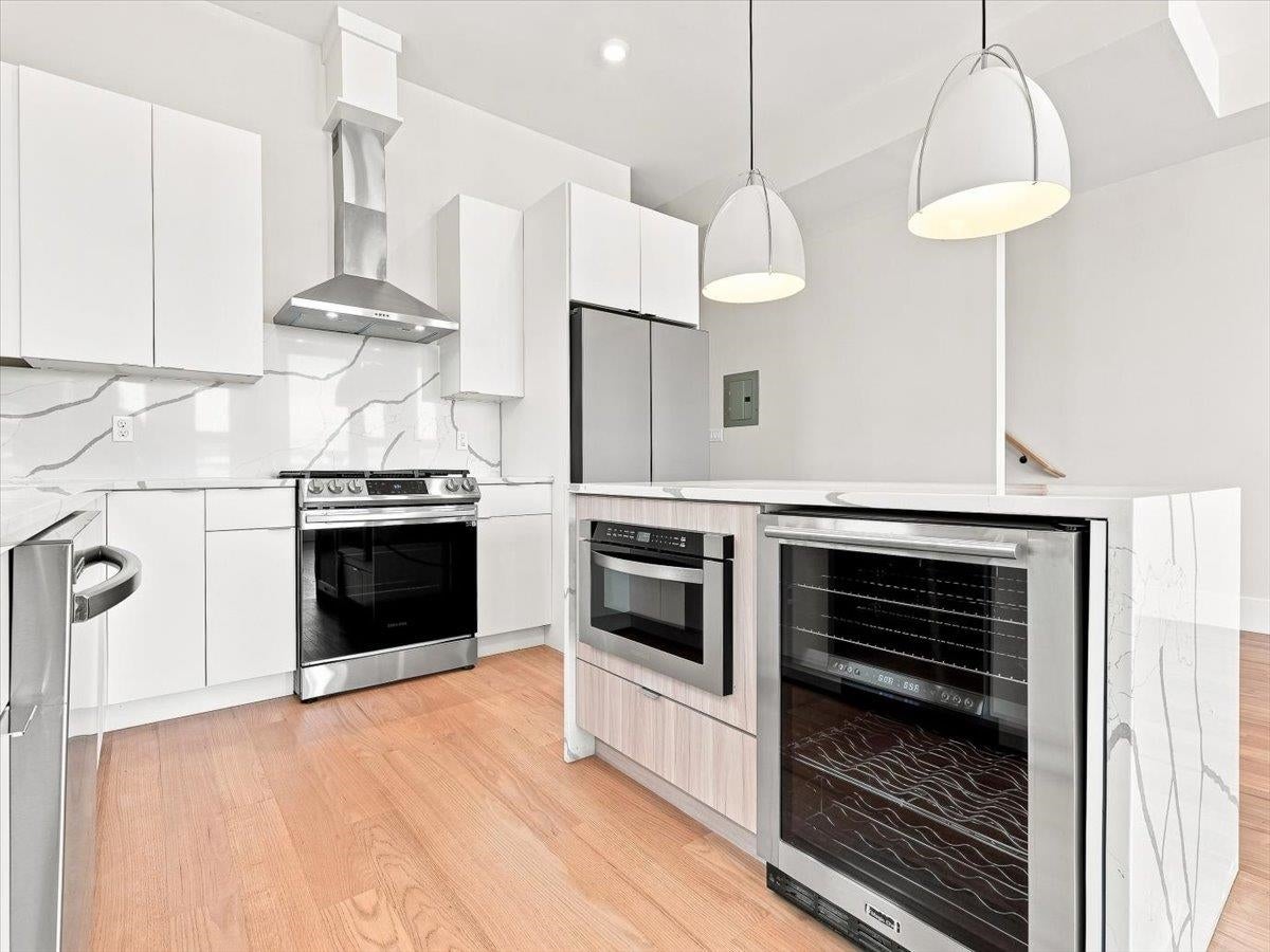 220 FREEMAN AVE 2