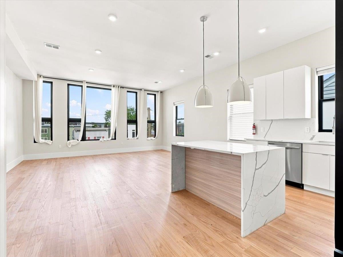 220 FREEMAN AVE 2