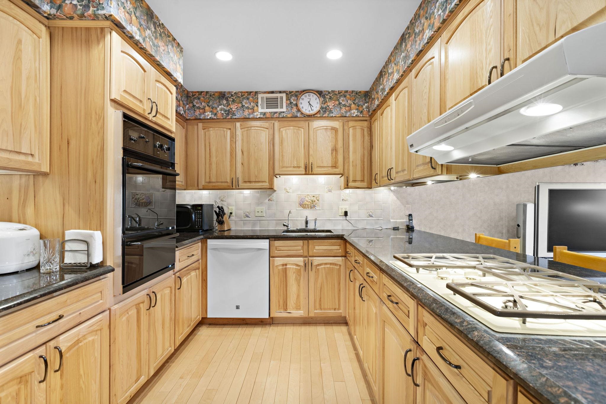 568 Sanderling Ct, Secaucus, New Jersey image 11