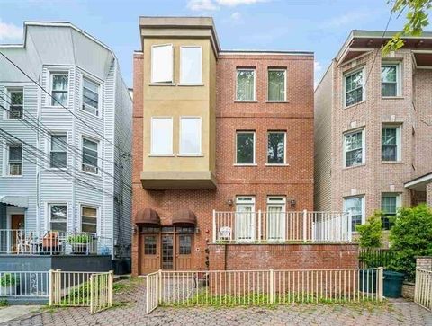 Multifamily For Sale - 38 Court House Pl<br/> Hudson County, Jersey City, NJ 07306