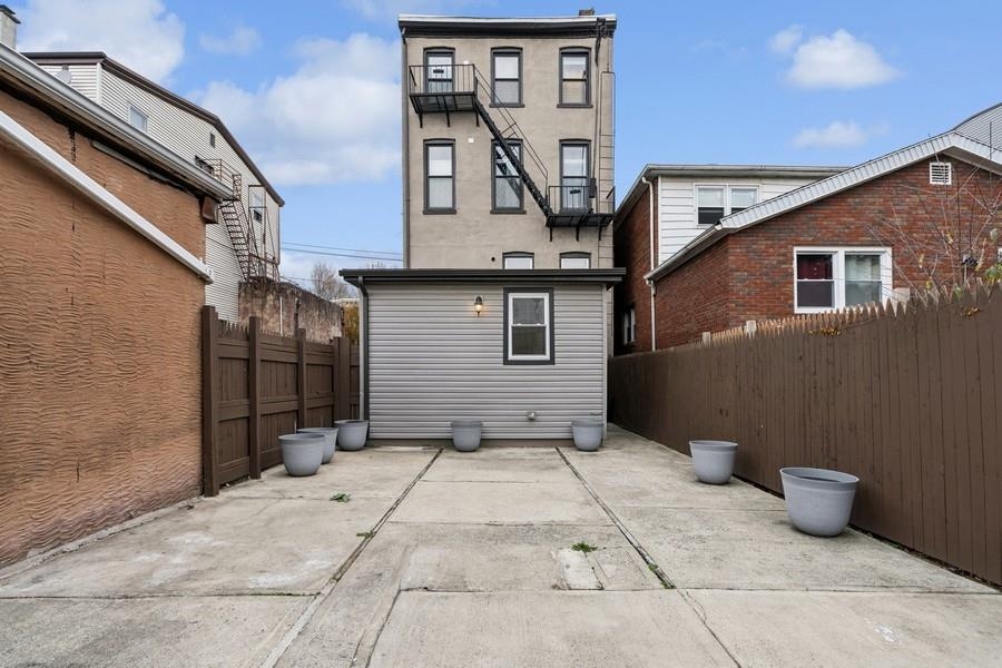 Jersey City, Greenville, New Jersey 07304, United States, 3 Bedrooms Bedrooms, ,2 BathroomsBathrooms,Residential,Active,26938