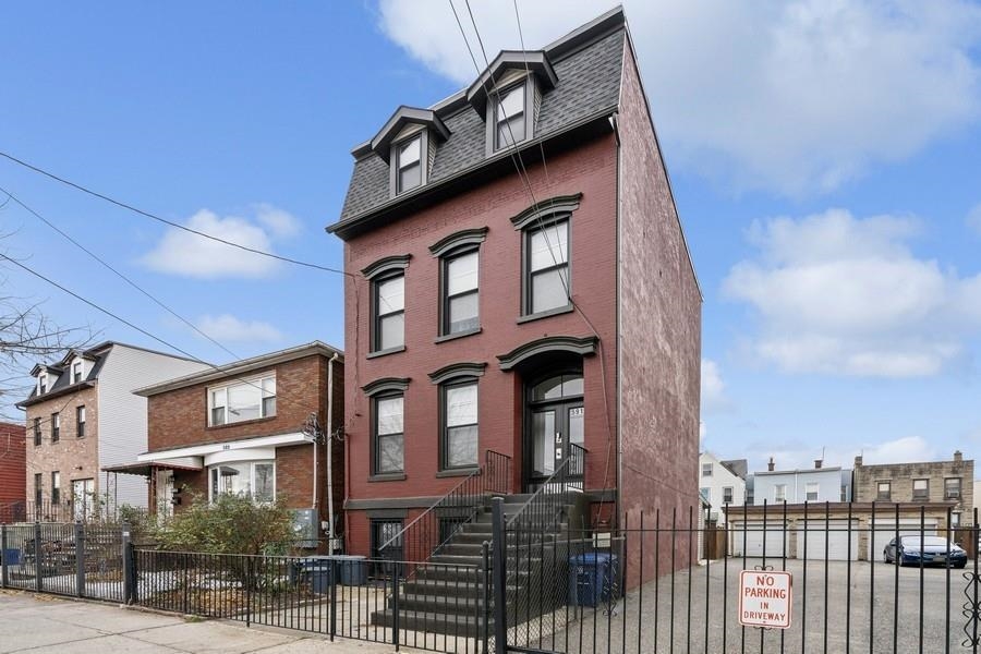 Jersey City, Greenville, New Jersey 07304, United States, 3 Bedrooms Bedrooms, ,2 BathroomsBathrooms,Residential,Active,26938