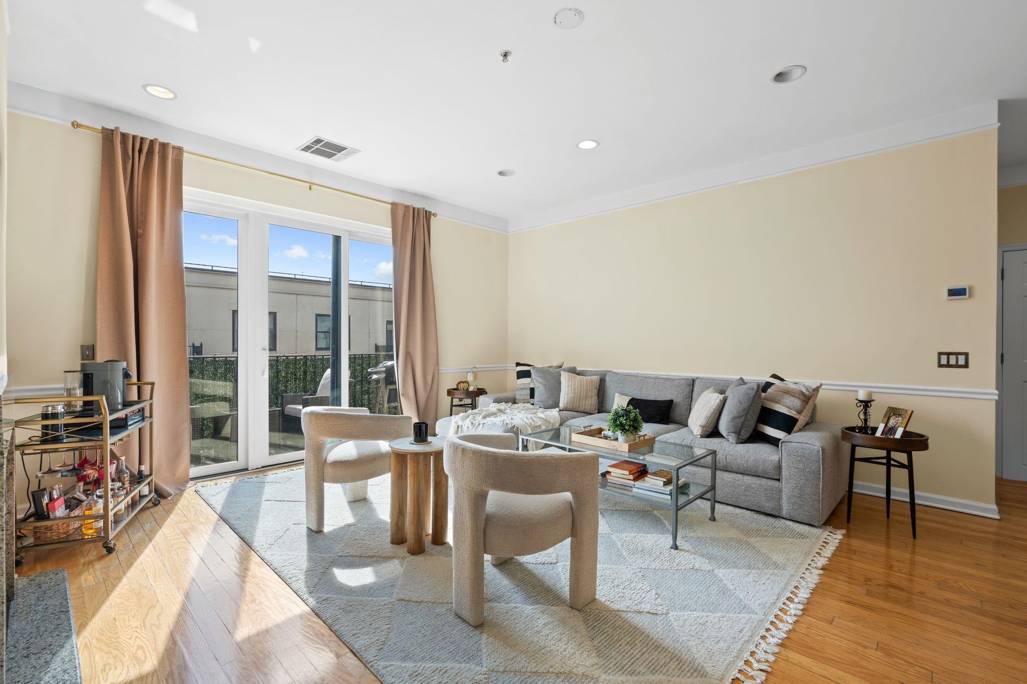 Search Homes 1 1300 GRAND ST 606