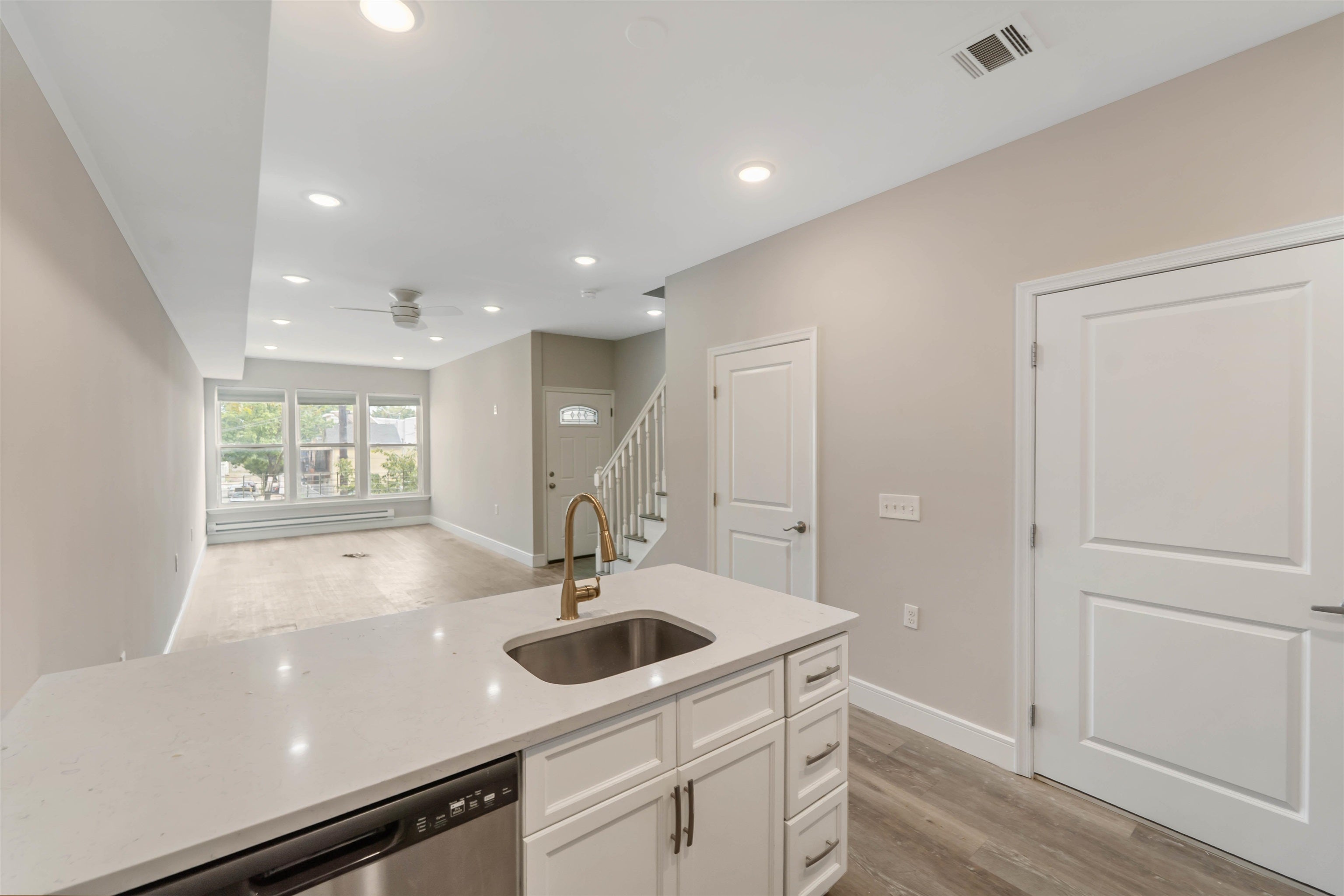 467 BERGEN AVE