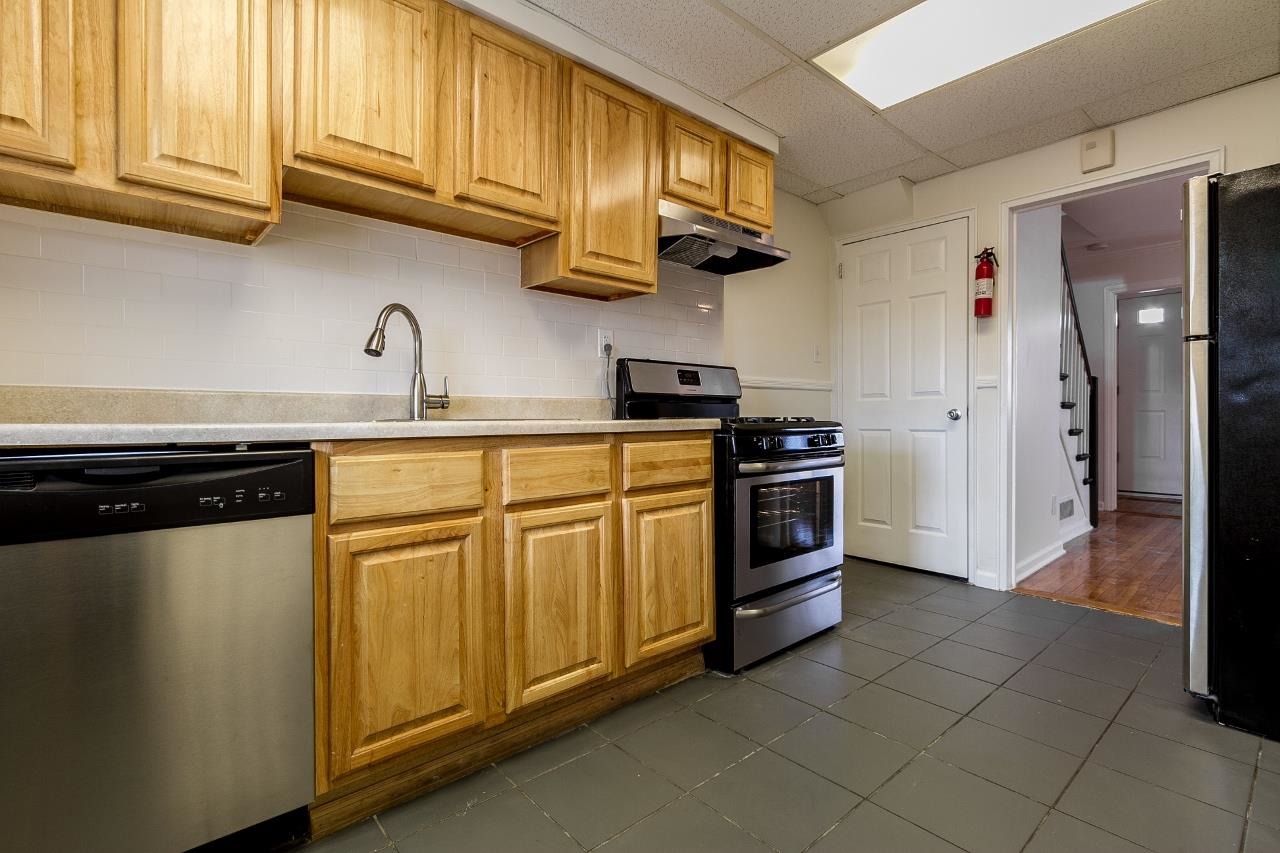 2 Veterans Ct, Bayonne, New Jersey image 3