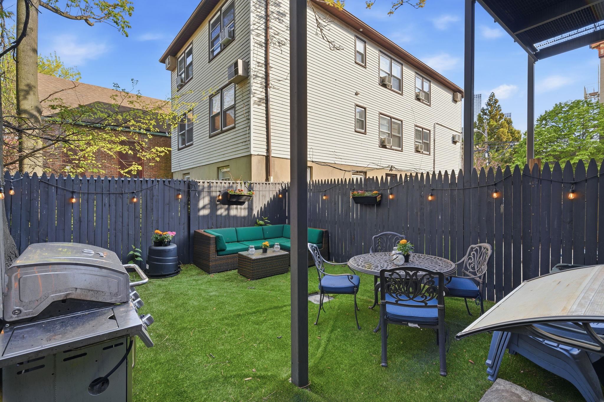 684 SUMMIT AVE 1