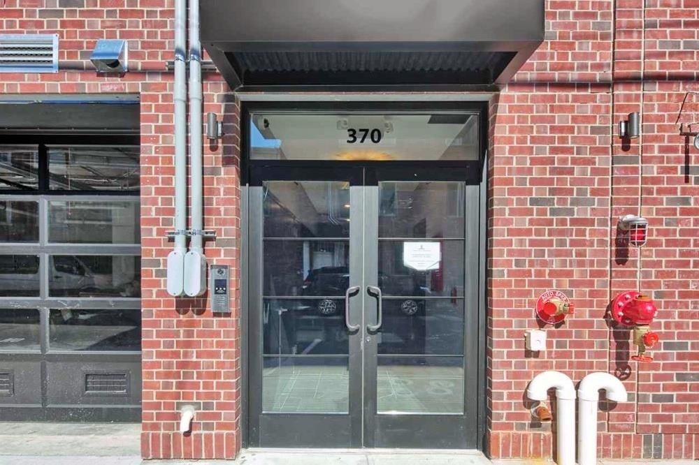 370 1ST ST 403