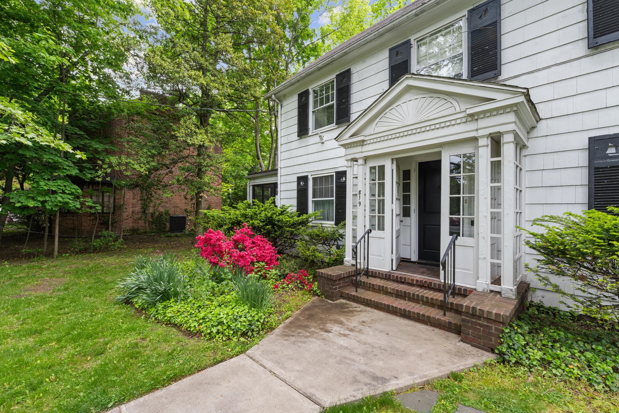 819 ROANOKE AVE