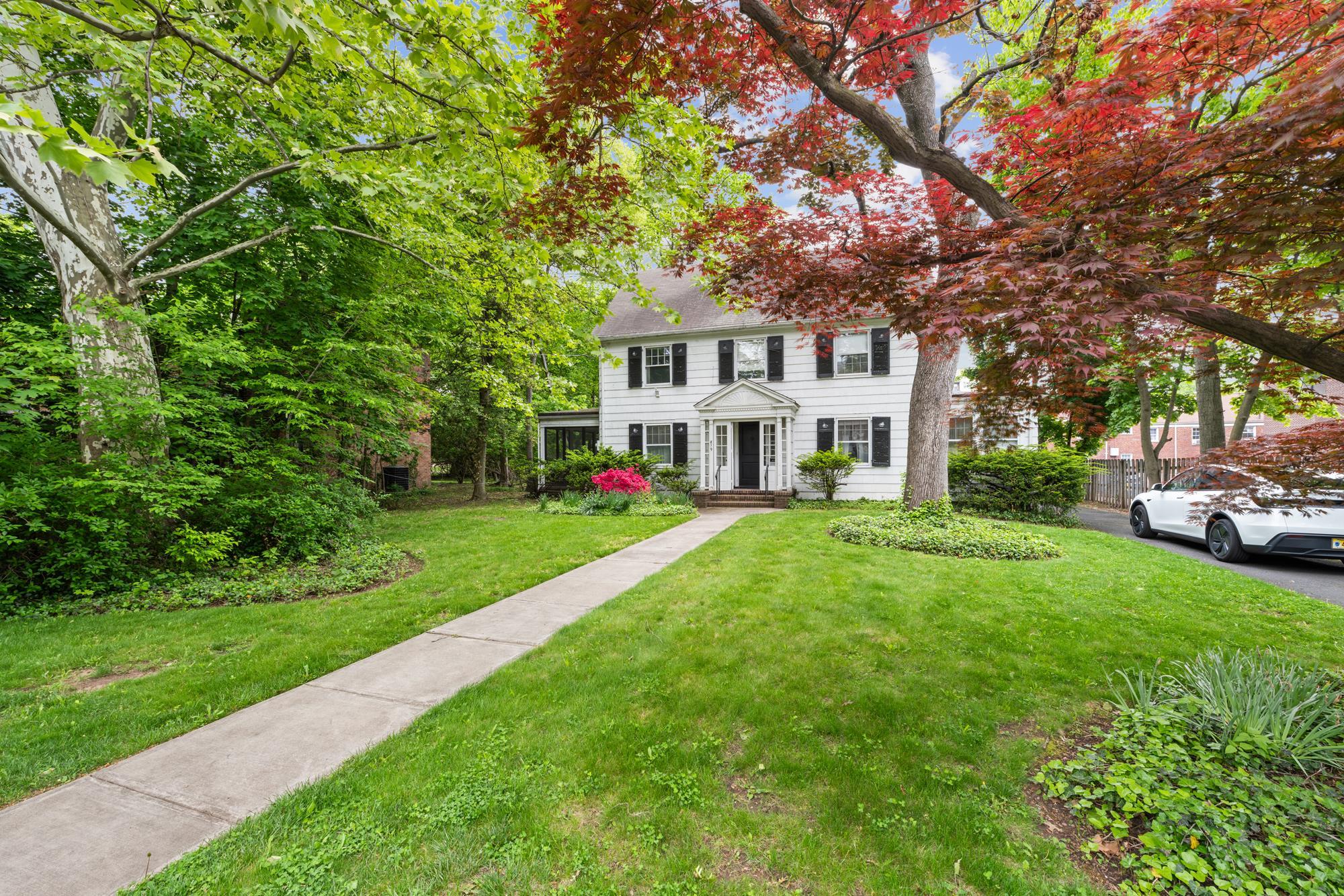 819 ROANOKE AVE