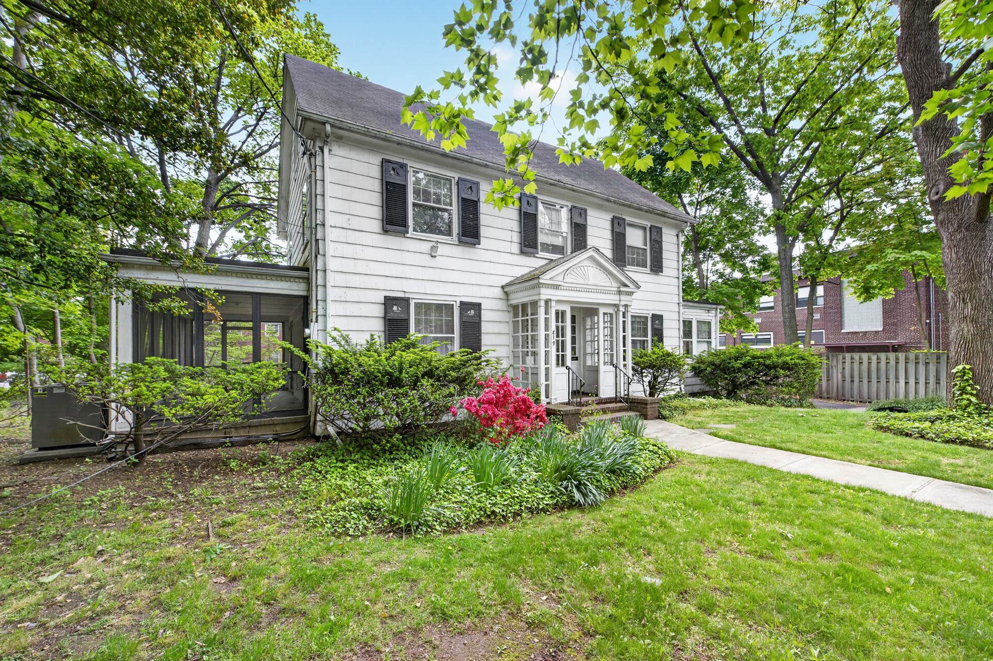 819 ROANOKE AVE