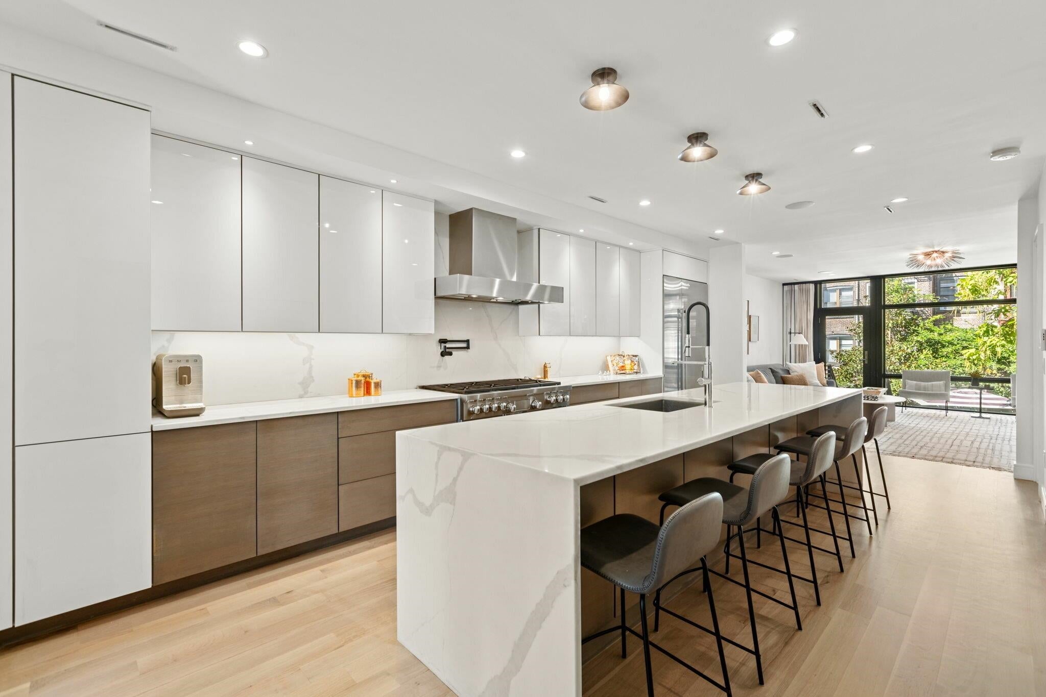 810 PARK AVE 1