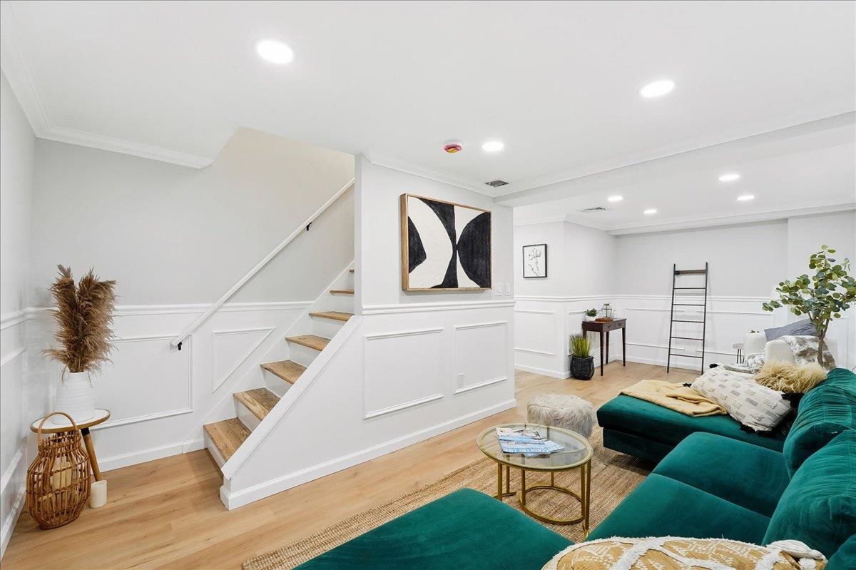 8 Saddlewood Ct, Jersey City, New Jersey image 3