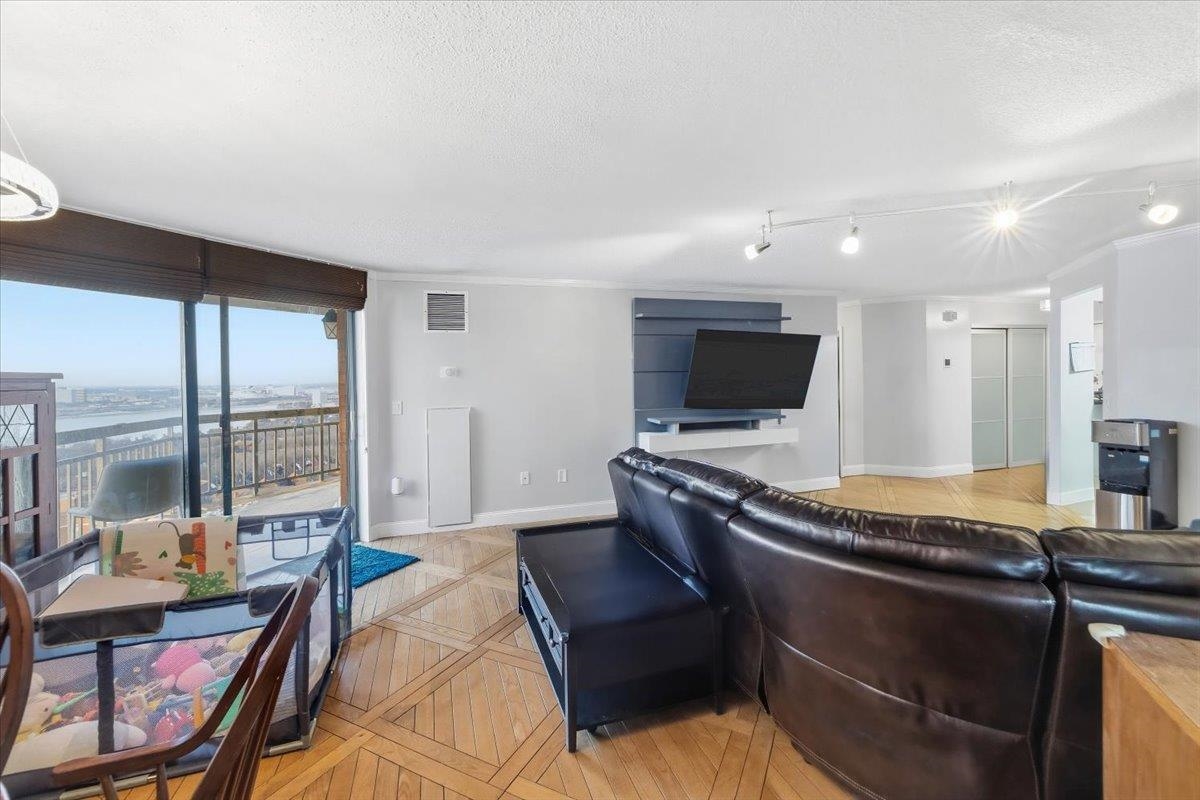 2208 HARMON COVE TOWER