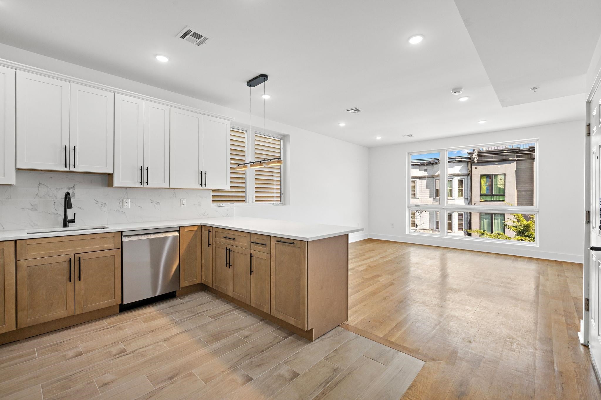 1001 SUMMIT AVE 3