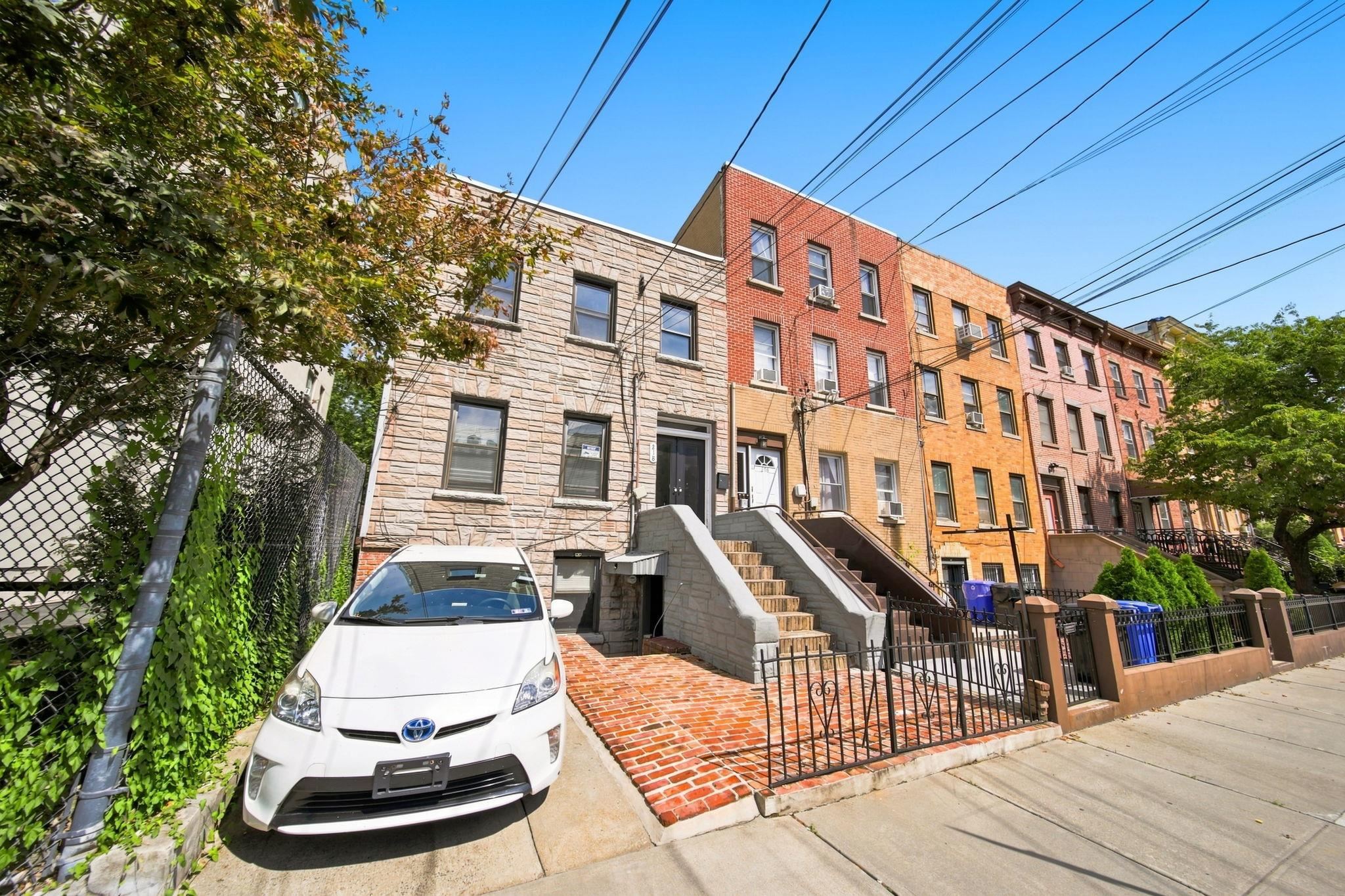 218 5TH ST