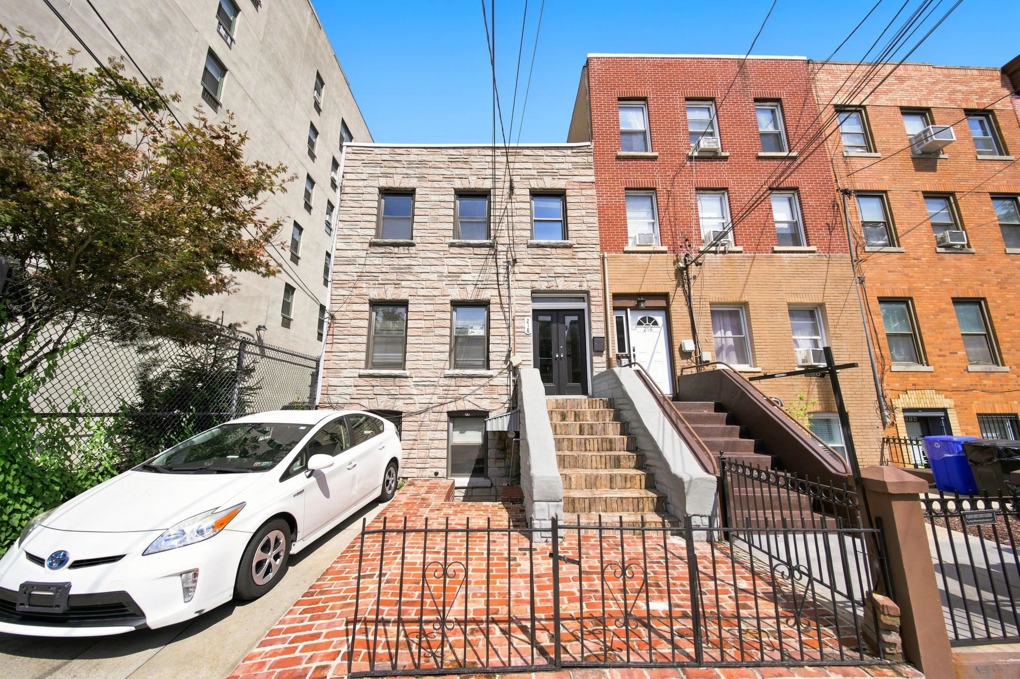 218 5TH ST