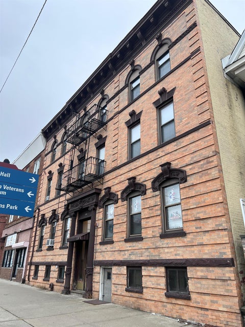 Multifamily For Rent - 668 Kennedy Blvd #8<br/> Bayonne, NJ 07002