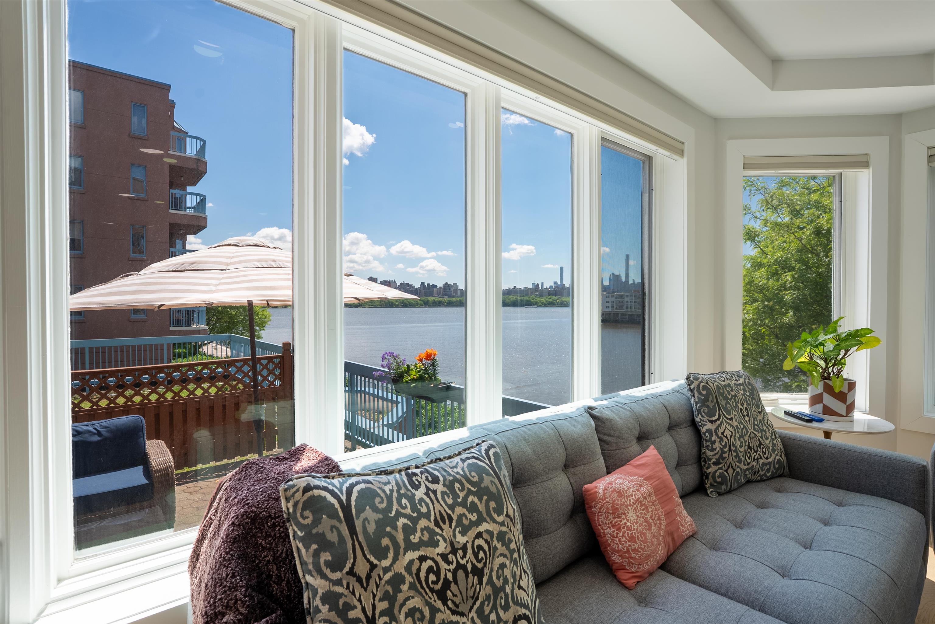 301 Stockton Ct, Edgewater, New Jersey image 2