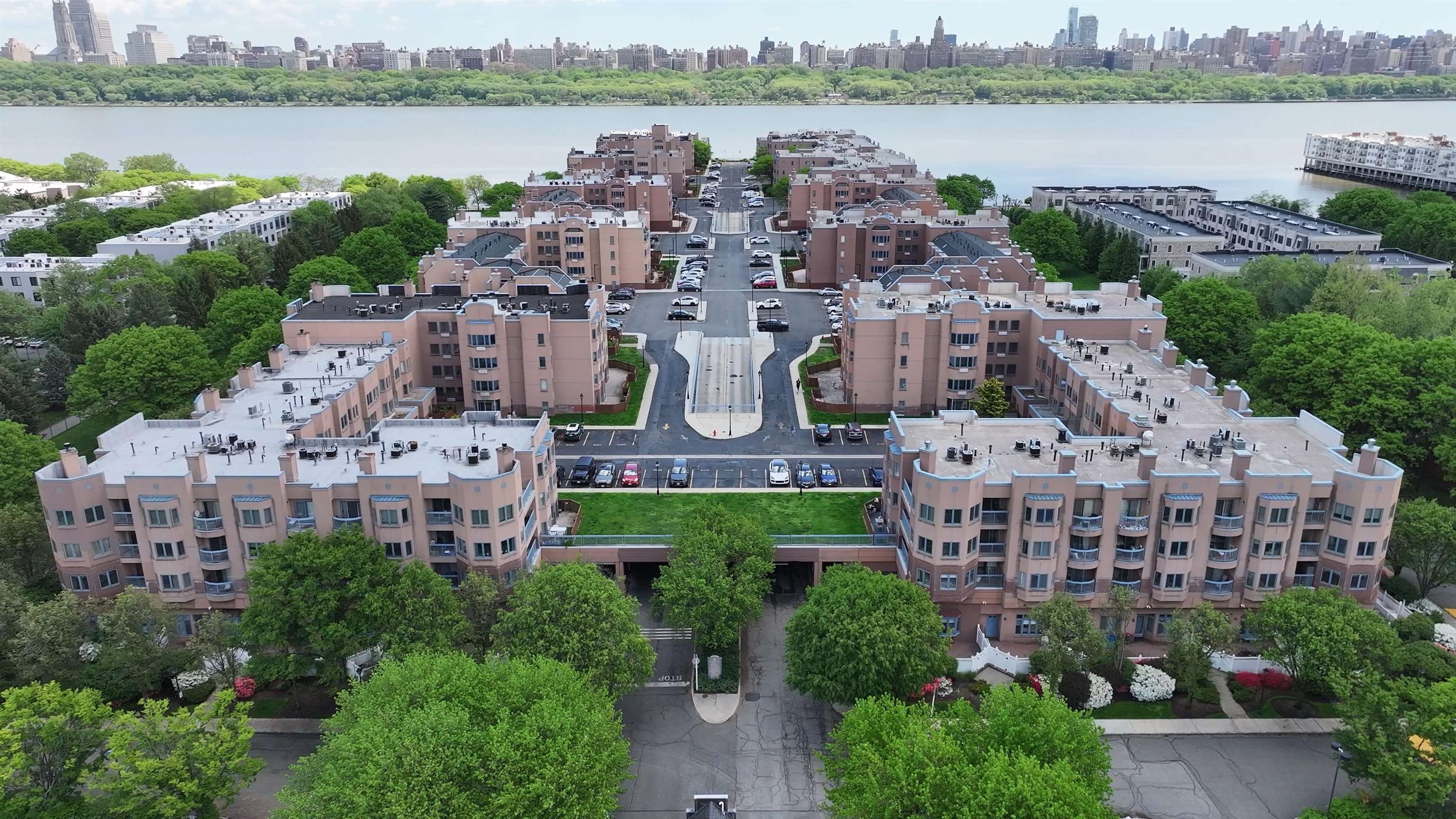 301 Stockton Ct, Edgewater, New Jersey image 33