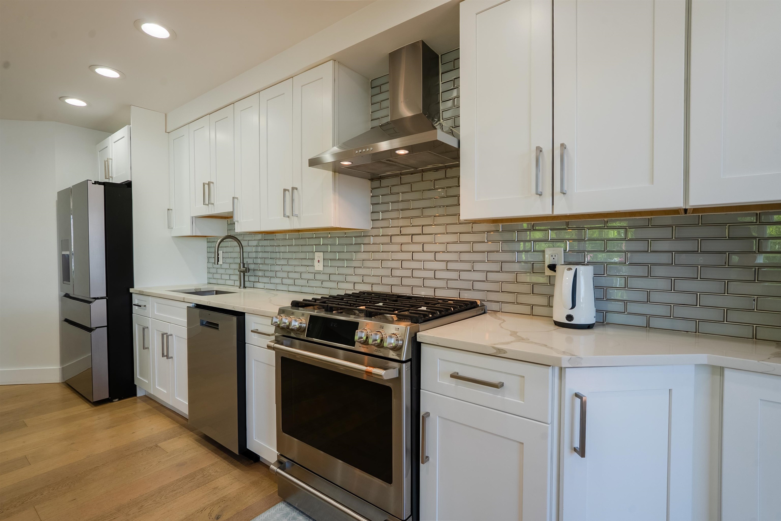 301 Stockton Ct, Edgewater, New Jersey image 11