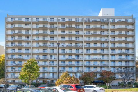 Condo For Sale - 1077 River Rd #PH12<br/> Edgewater, NJ 07020