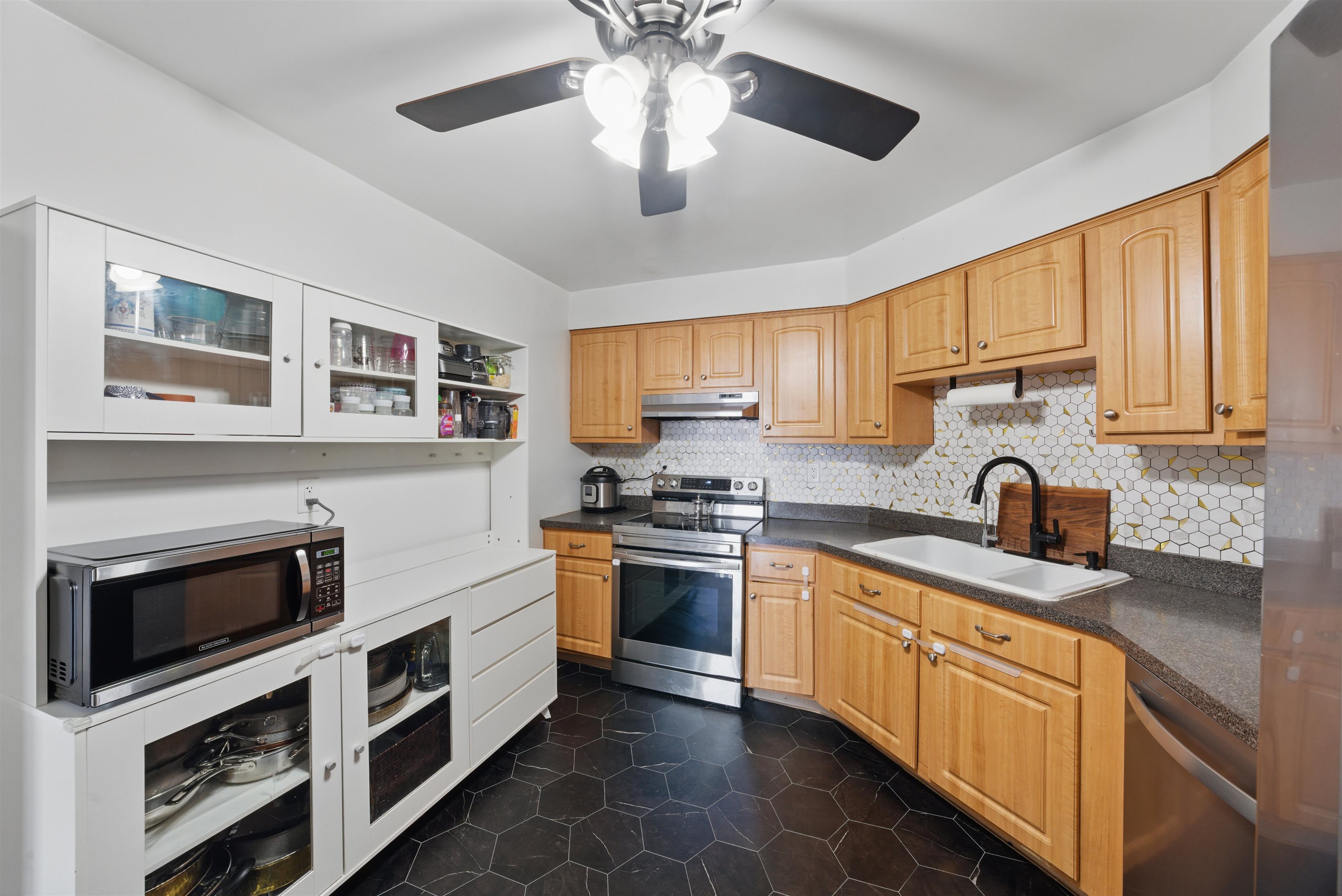 1508 Harmon Cove Tower #1508, Secaucus, New Jersey image 2