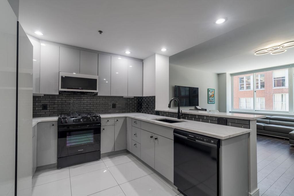 1100 MAXWELL LANE 238