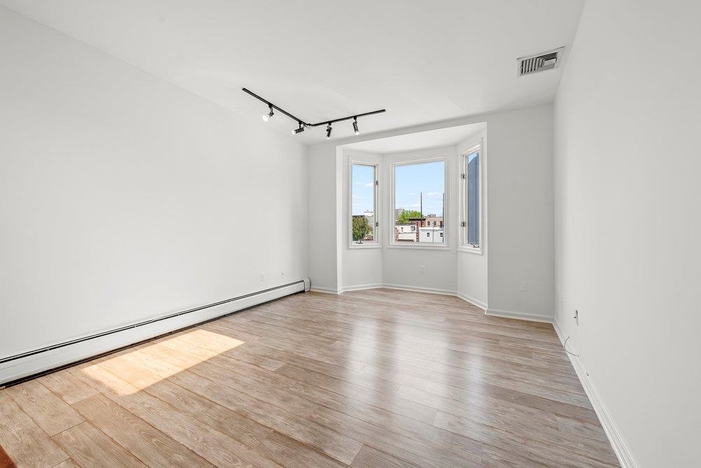 200 CHRISTOPHER COLUMBUS DR C10